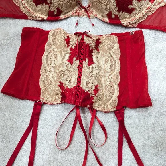 36B Victoria's Secret Crystal Bombshell bra with matching garter belt - Picture 3 of 8